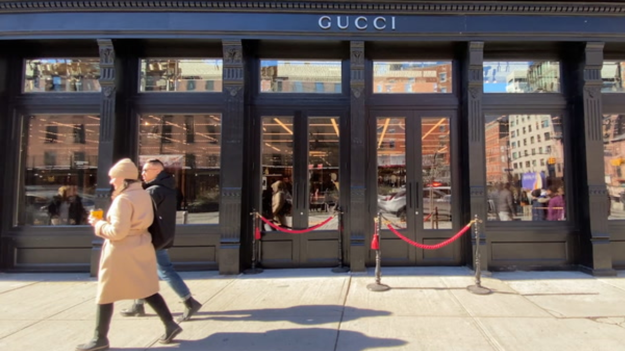 Gang of Audacious Robbers Storms Gucci Shop in New York City During Open Daylight!