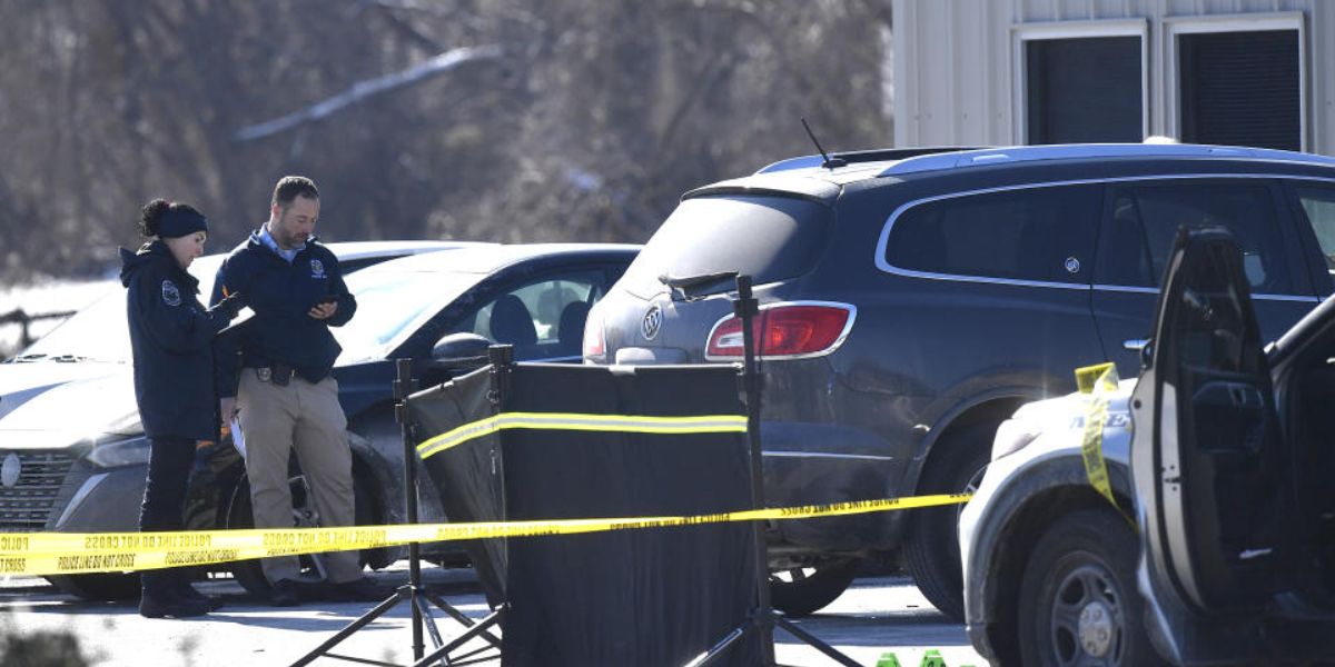 3 Killed in Shooting Outside Kentucky Driver's License Office; Masked Gunmen Flee Scene