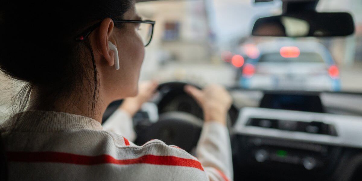 Can You Legally Drive With Airpods in Mississippi Understanding State Laws, Safety Concerns, and Possible Consequences