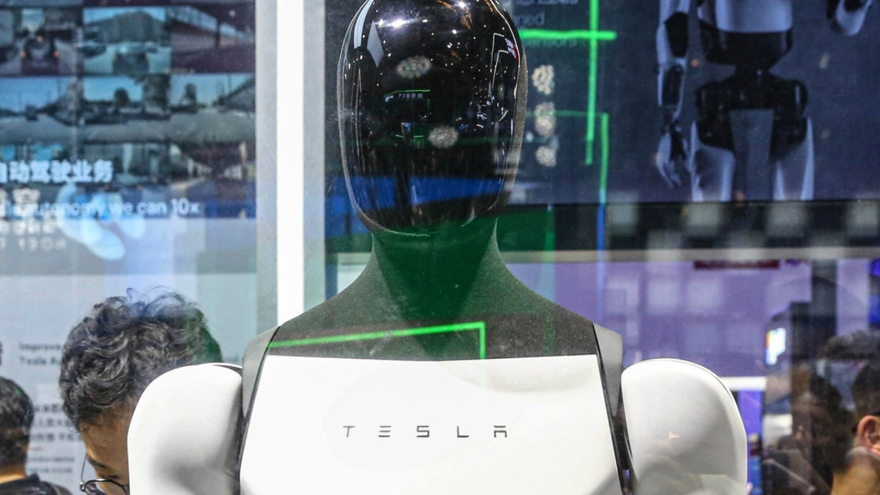 Elon Musk Unveils Tesla Optimus Robot – The Future of Household Assistance