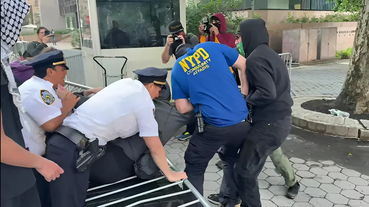 ICE Protest Turns Chaotic in NYC as Police Clash With Activists, Dozens Arrested
