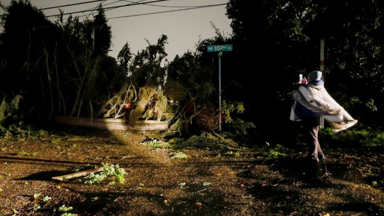 Storms Leave Thousands Without Power Across Washington as Flooding and Strong Winds Hit